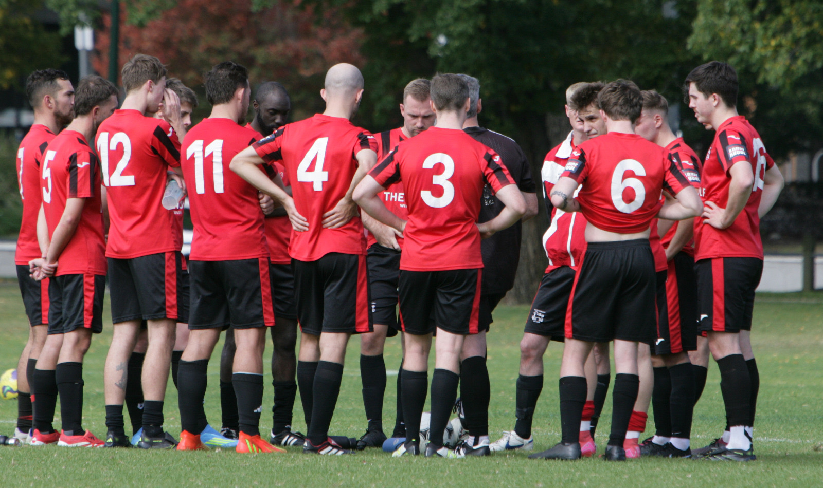 South Yarra men&rsquo;s players huddle before kick-off